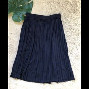 🌿 T TAHARI Navy Pleated skirt stretchy size S